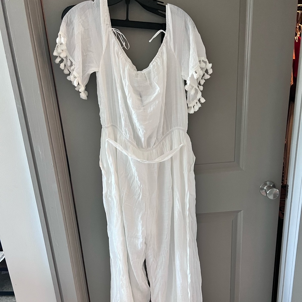 White jumpsuit. Off shoulder. Extra large.